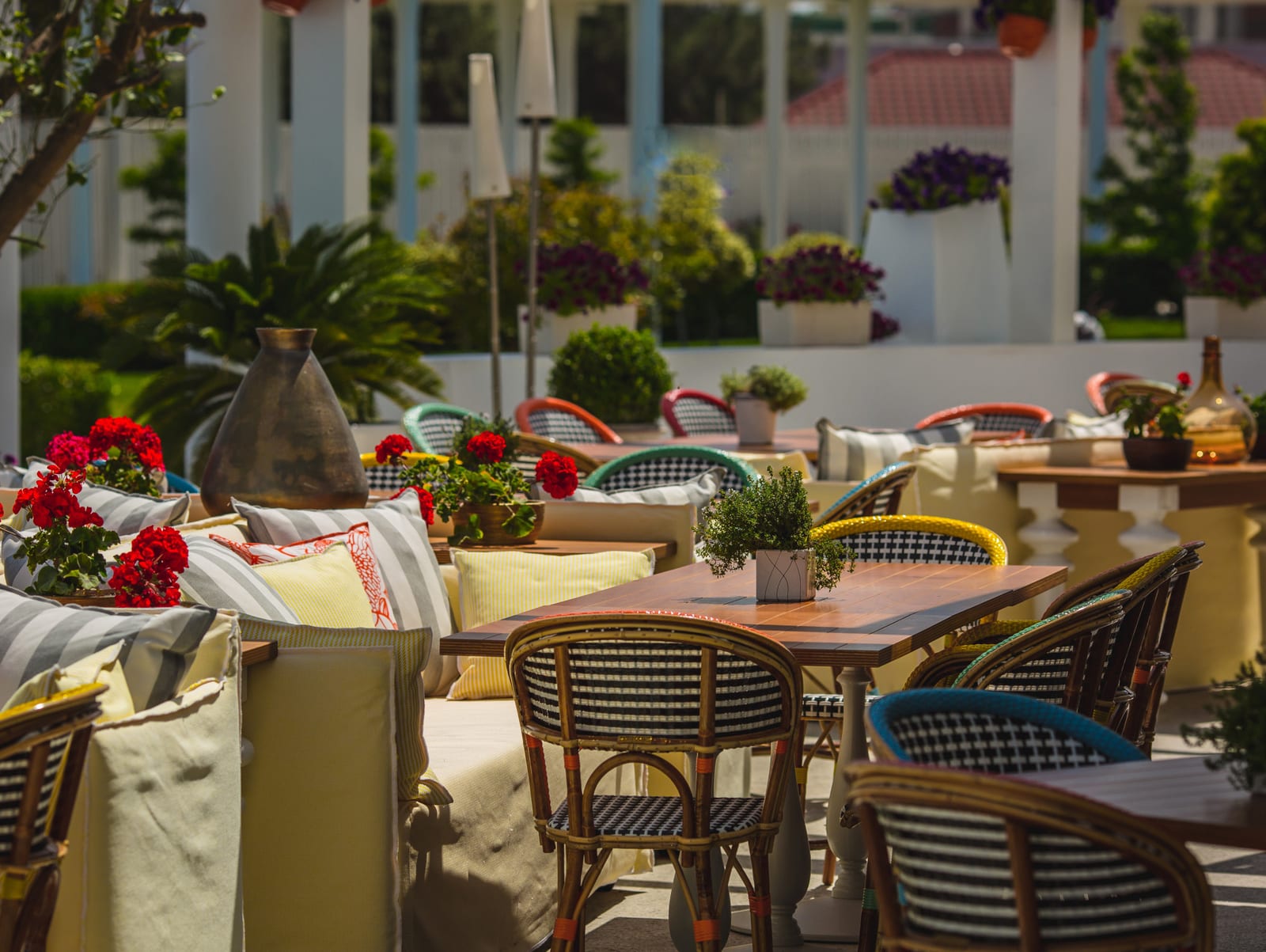Terraço do restaurante com mesas, cadeiras e sofás ao ar livre