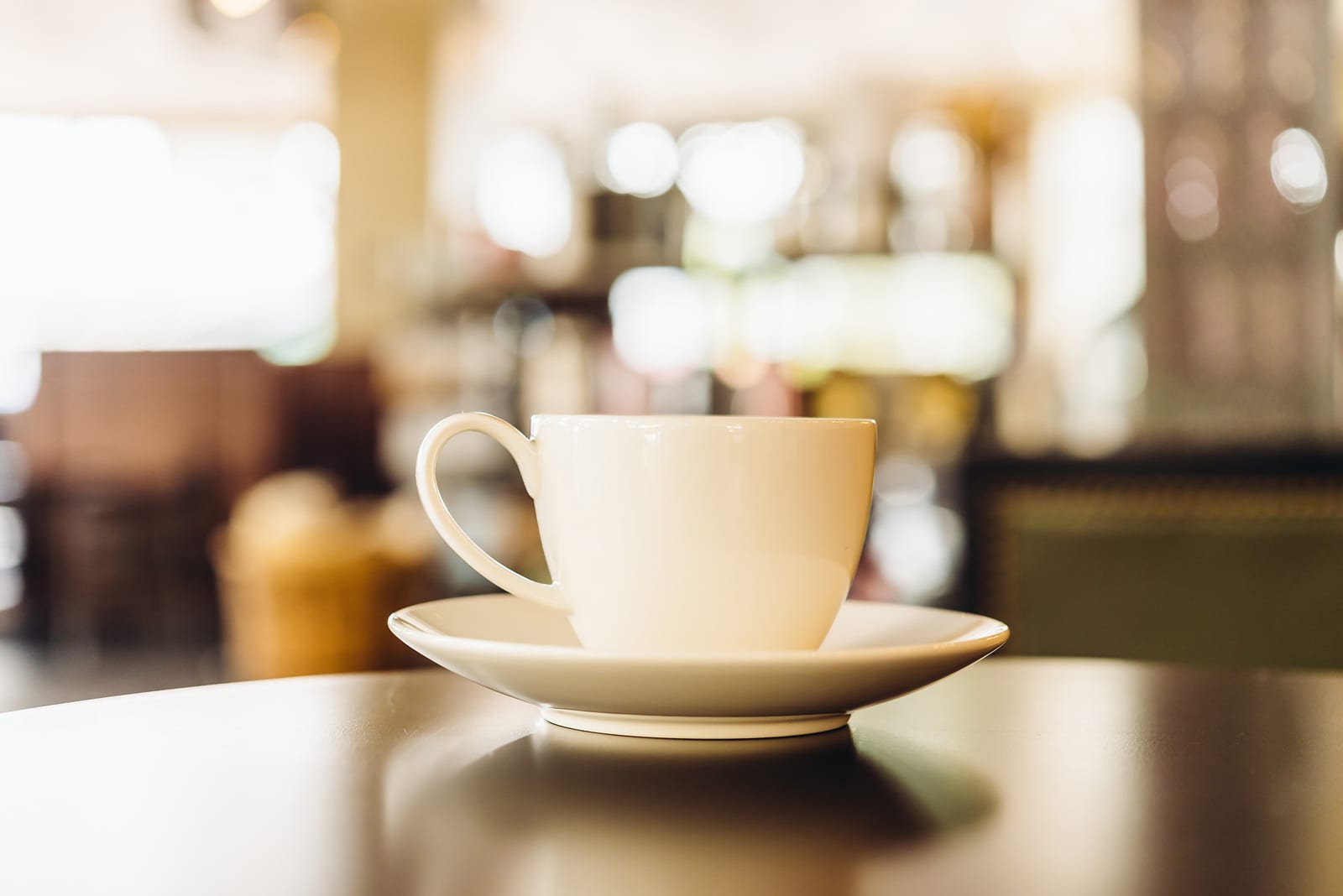 Xícara de café servida sobre a mesa